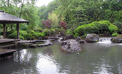 De fraai aangelegde Japanse tuin van de Botanische Tuin van Augsburg.